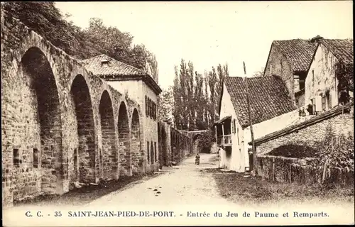 Ak Saint Jean Pied de Port Pyrénées Atlantiques, Entree du Jeu de Paume et Remparts