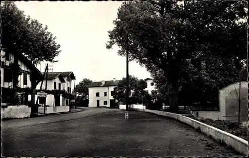 Ak Saint Pee sur Nivelle Pyrenees Atlantiques, Ibarron, Les Hotels et le Fronton
