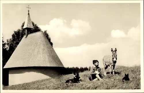 Ak Neutsch im Odenwald Modautal, Bergkapelle, Kind mit Esel, beim Landhaus Am kleinen Wäldchen