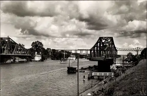 Ak Rendsburg in Schleswig Holstein, Drehbrücke mit Kanalpartie