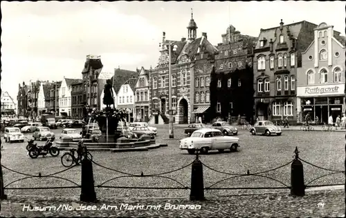 Ak Husum Schleswig Holstein, Markt mit Brunnen, PKWs