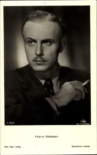 Ak Schauspieler Hans Nielsen, Portrait, Zigarette rauchend