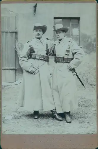 Kabinettfoto Deutsch-Südwestafrika, Mitglieder d. Kolonialen Schutztruppe, Hut, Koppel, Zigarette