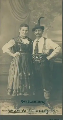Foto Mann und Frau in bayerischer Tracht, Standportrait im Atelier, Lederhose, 1921