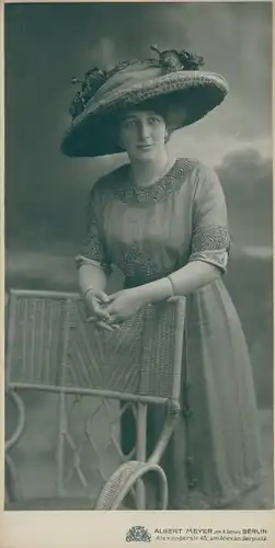 Foto Dame mit Hut, Kleid, Standportrait im Atelier, 1911