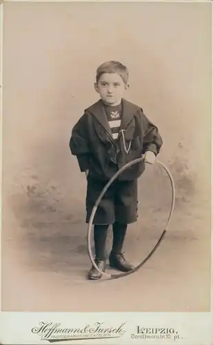 Foto Kleiner Junge mit Hula Hoop Reifen, Standportrait im Atelier