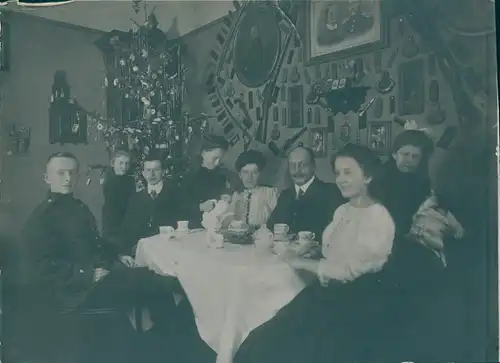 Foto Bürgerliche Familie zu Weihnachten, Kaiserreich, Weihnachtsbaum, Waffen, Regimentsabzeichen