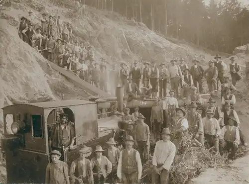 Foto Bauarbeiter, Baustelle, Eisenbahner, Lokomotive