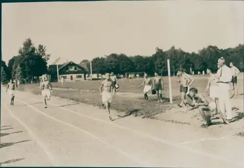 Foto Leichtathtletik, Staffellauf, Zieleinlauf, Sportplatz, Sportler, Athleten