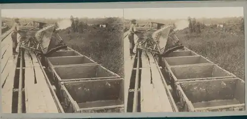 Stereo Foto Afrikanische Hilfsarbeiter, Eisenbahn, Güterwaggons, Weltreise 1914