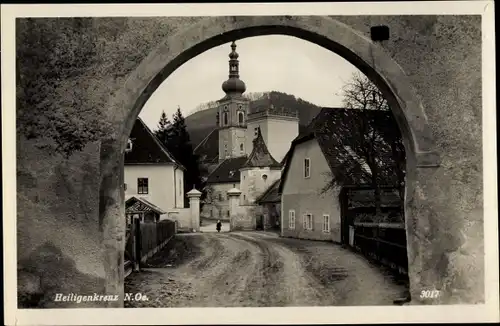 Ak Heiligenkreuz Niederösterreich, Torbogen, Straßenpartie, Kirchturm