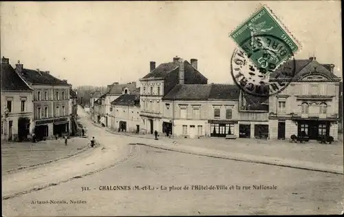 Ak Chalonnes Maine et Loire, La place de l'Hotel de Ville et la rue Nationale