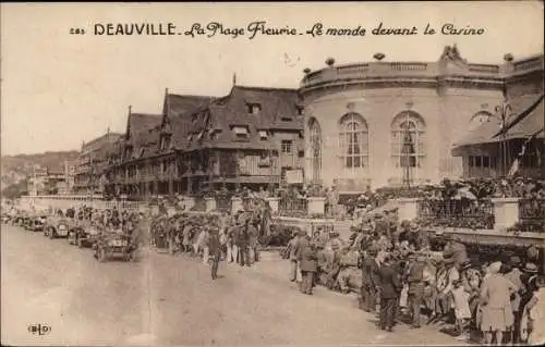 Ak Deauville La Plage Fleurie Calvados, Le monde devant le Casino