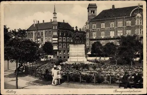 Ak Ålborg Aalborg Dänemark, Banegaardspladsen, Park Hotellet, Denkmal