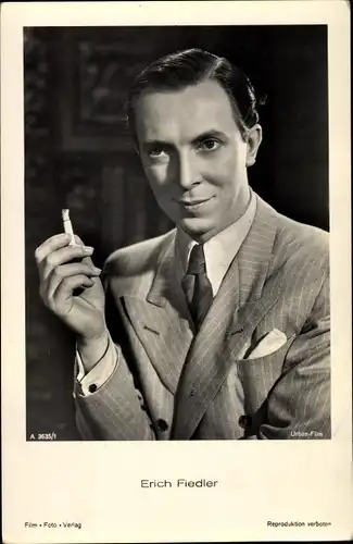 Ak Schauspieler Erich Fiedler, Portrait, Zigarette rauchend