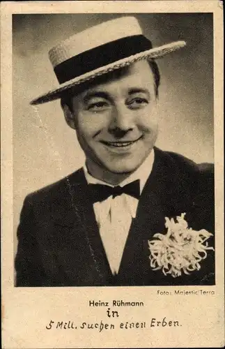 Ak Schauspieler Heinz Rühmann, Portrait, Anzug, Fliege, Hut, Blume