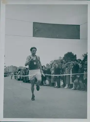 Foto Großstaffellauf 1948 Potsdam Berlin, Läufer am Ziel, Zielband