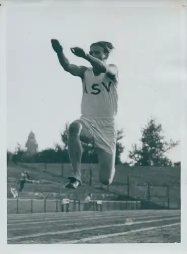 Foto Leichtathletik, dt. Vereinsmeisterschaft der Jugend, Weitspringer Riedel, ASV, Poststadion