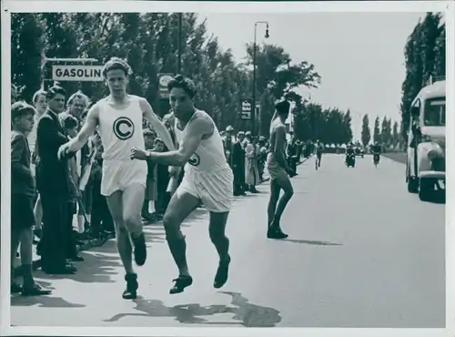 Foto Großstaffellauf Potsdam Berlin 1951, Wechsel am Messedamm, Sieger SCC vor VFL Sportfr. u. OSC