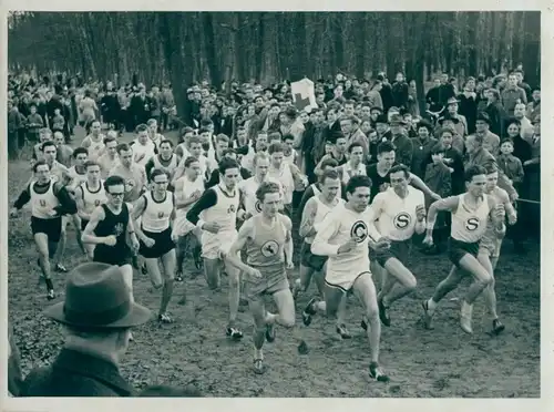Foto Berlin Spandau, Waldlaufmeisterschaft 1954, Günther Dohrow vom SCC, Hans Deutschländer