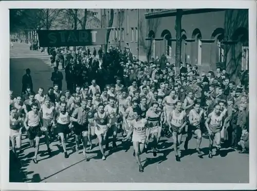 Foto Berlin, Frühjahrs Werbelauf und Gehen Rund um den Weißensee 1950, Start zum Hauptlauf d. Männer