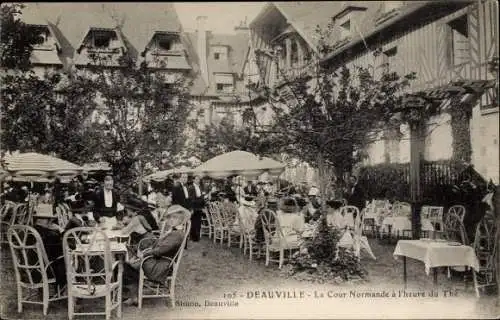 Ak Deauville Calvados, La Cour Normande a l'heure du The