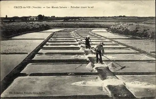 Ak Croix de Vie Vendée, Les Marais Salants, Paludier tirant le sel