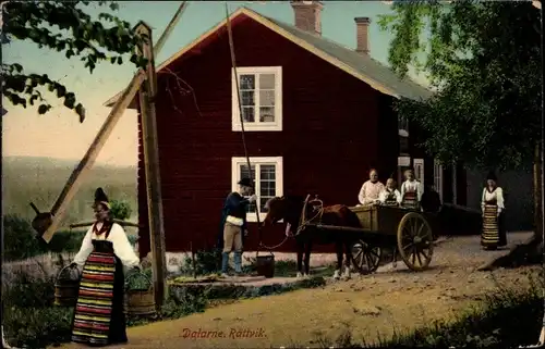 Ak Dalarne Dalarna Schweden, Rättvik, Kutsche, Trachten, Brunnen