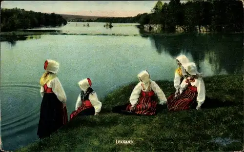 Ak Leksand Schweden, Frauen in Trachten am Wasser