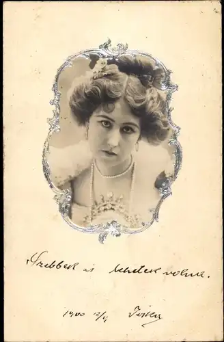 Präge Passepartout Foto Ak Portrait einer Frau mit Perlenkette