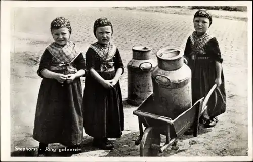 Ak Staphorst Overijsel, Jong geleerd, Junge Milchmädchen in Trachten