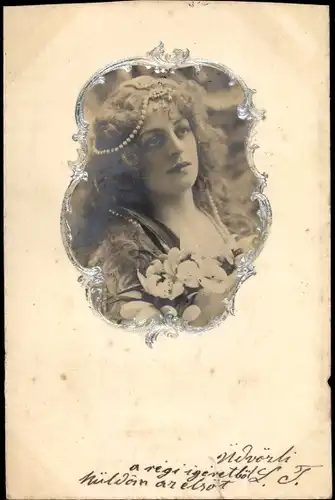 Präge Passepartout Foto Ak Portrait einer Frau mit Perlenschmuck