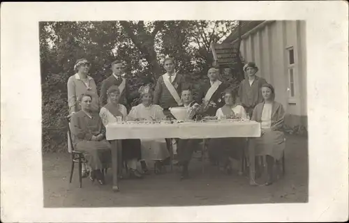 Foto Ak Bad Driburg in Westfalen, Schützenkönigin, Festmahl, Gruppenbild