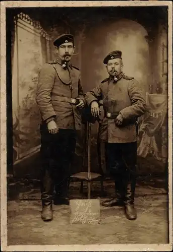 Foto Deutsche Soldaten, Kaiserreich, Standportrait, Atelier, Pfeife