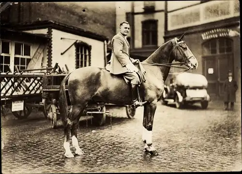 Foto Mann namens Walter auf Pferd Rheingold