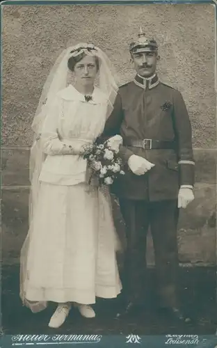 Foto Deutscher Soldat mit Braut, Hochzeitsbild, Kaiserreich, Pickelhaube