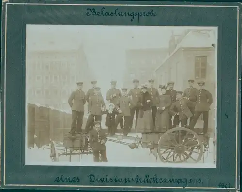 Foto Deutsche Soldaten, Kaiserreich, Belastungsprobe eines Divisionsbrückenwagens, 1907