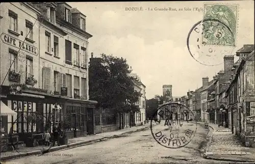 Ak Dozulé Calvados, La Grande Rue, au loin l'Eglise