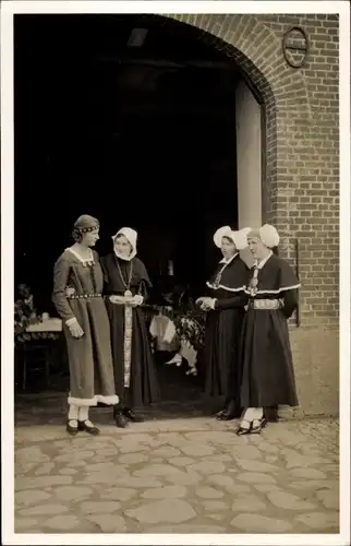 Ak Garding in Nordfriesland, Frauen in Alt Eiderstedter Trachten