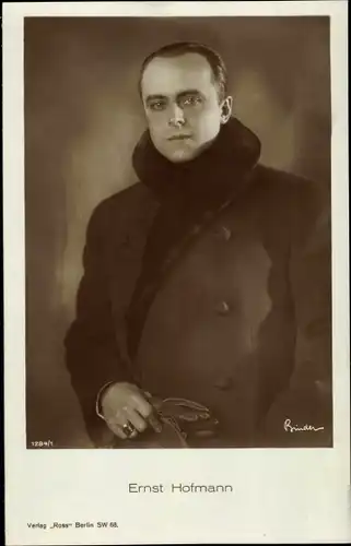 Ak Schauspieler Ernst Hofmann, Portrait im Mantel