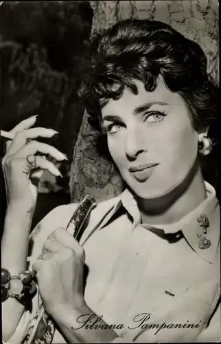 Ak Schauspielerin Silvana Pampanini, Portrait mit Zigarette, Prozess in Neapel
