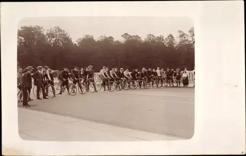 Foto Ak Radrennen, Fahrer auf Fahrrädern in Startaufstellung