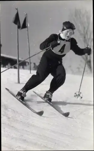 Foto Wintersport, Skiläuferin bei der Abfahrt, Slalom, Startnummer 4