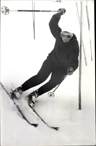 Foto Wintersport, Skiläuferin bei der Abfahrt, Slalom