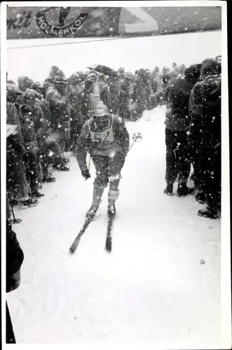 Foto Wintersport, Skiläufer am Ziel, Startnr. 52, Schneefall