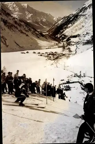 Foto Wintersport, Skirennfahrer bei der Abfahrt, Slalom Herren