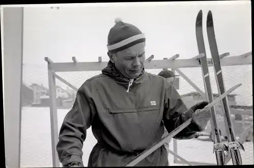 Foto Wintersport, Finnischer Skilangläufer inspiziert Ski, Veikko Hakulinen ?