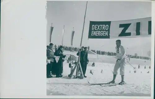 Foto Wintersport, Skilangläufer am Ziel, Startnr. 18