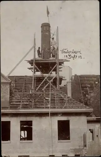 Foto Ak Westerland auf Sylt, Dachstuhl und Schornstein mit Baugerüst, Handwerker, 1912