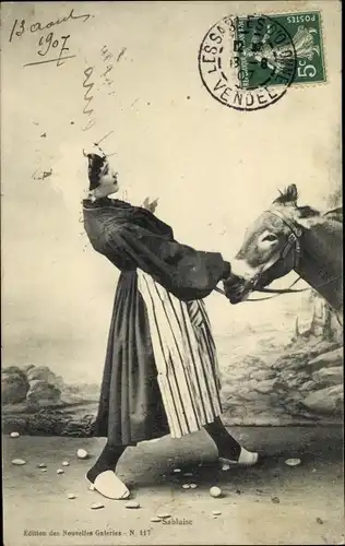 Ak Vendée, Sablaise, Frau in französischer Tracht, Esel